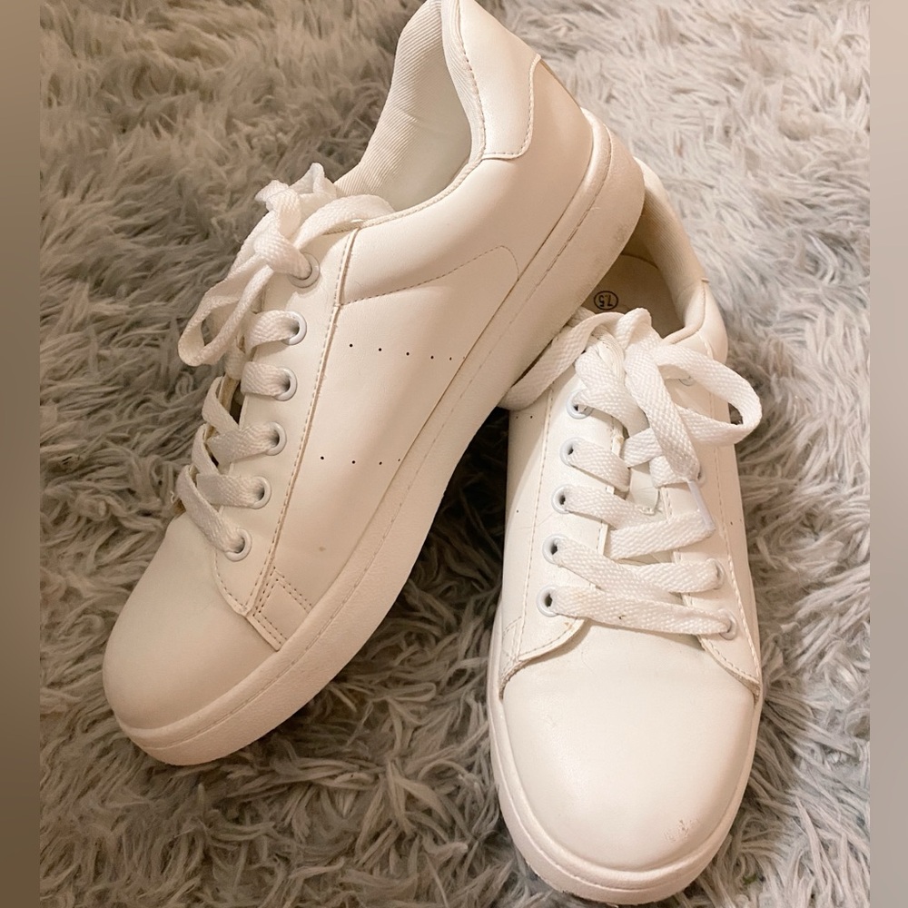 Size 7.5 white womens fashion sneaker